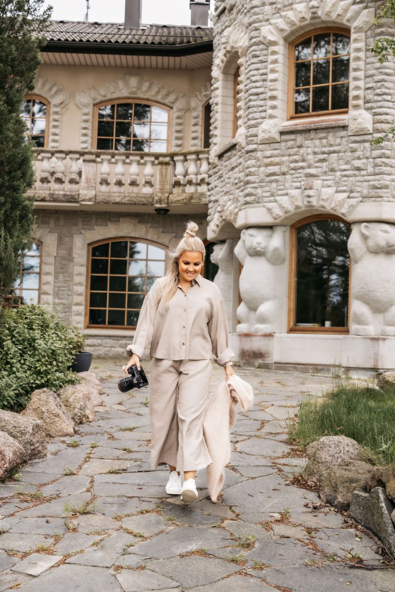 Maria kävelee tiellä kamera kädessä